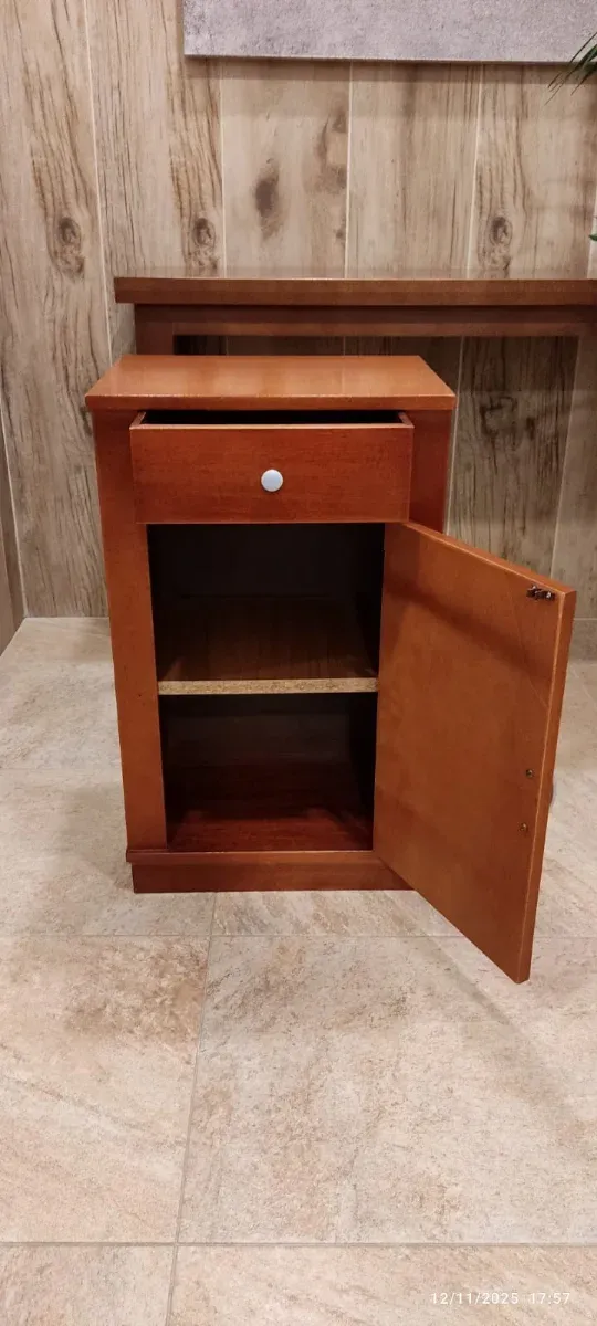 Mesita de noche de madera