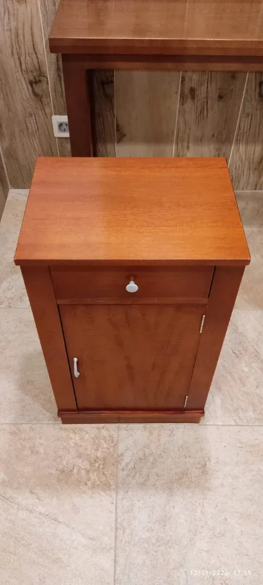 Mesita de noche de madera