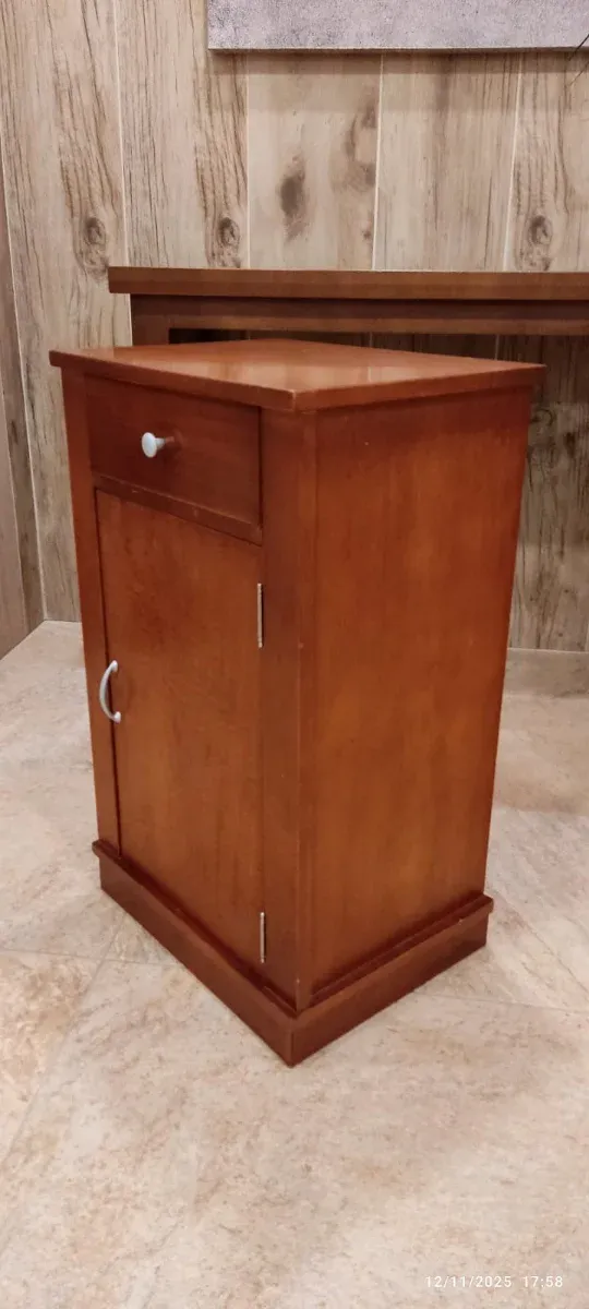 Mesita de noche de madera