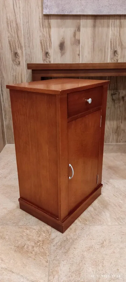 Mesita de noche de madera