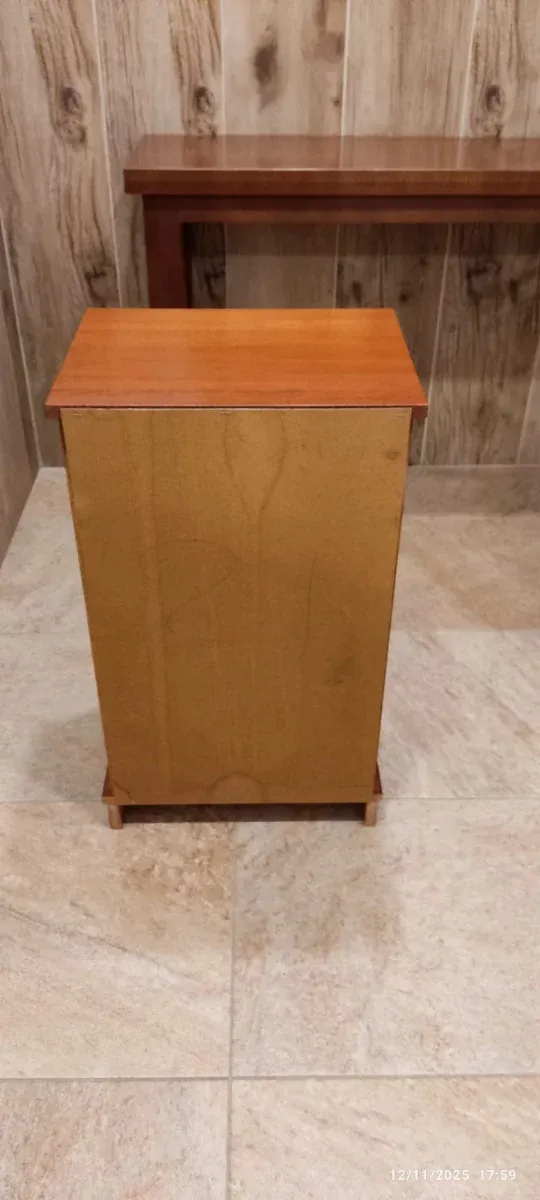 Mesita de noche de madera