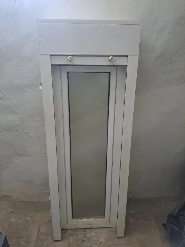 Ventana con persiana 135x49cm