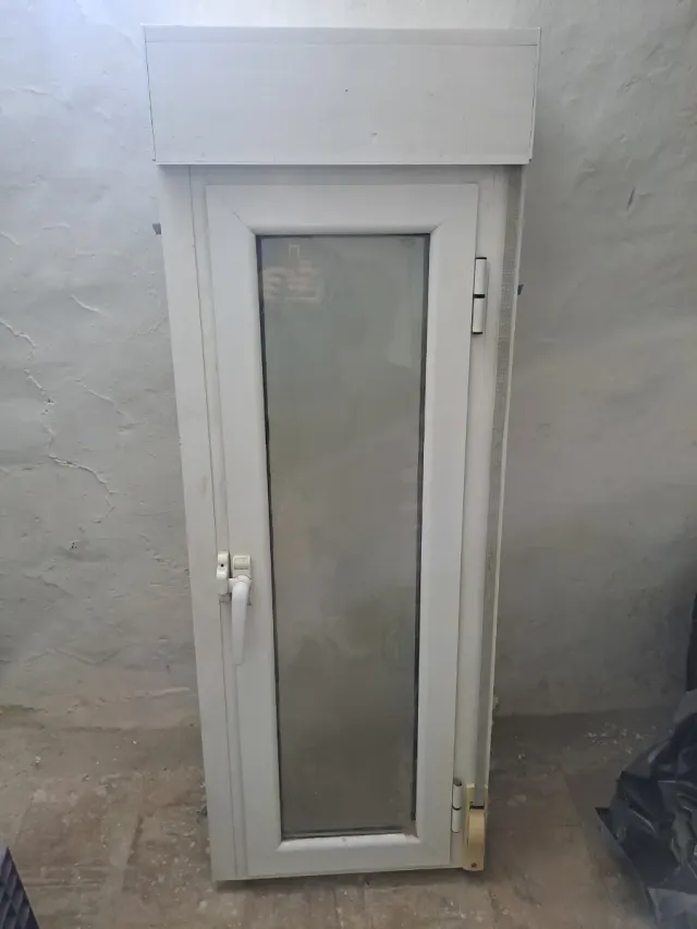 Ventana con persiana 135x49cm