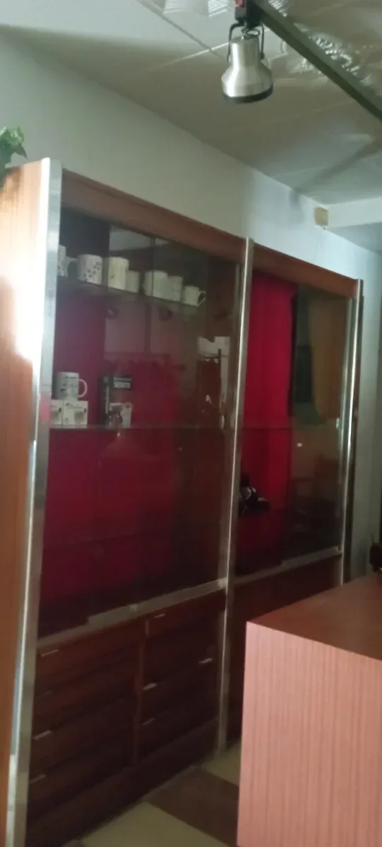 Mueble expositor madera, cristal y metal