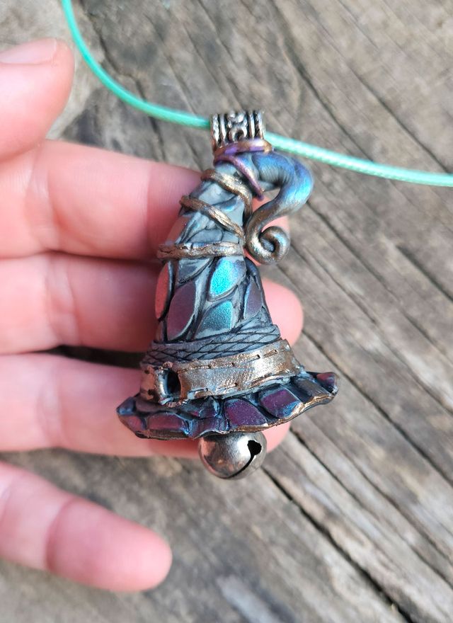 Colgante sombrero bruja con cascabel