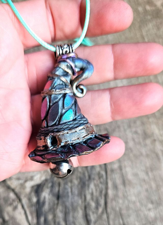 Colgante sombrero bruja con cascabel