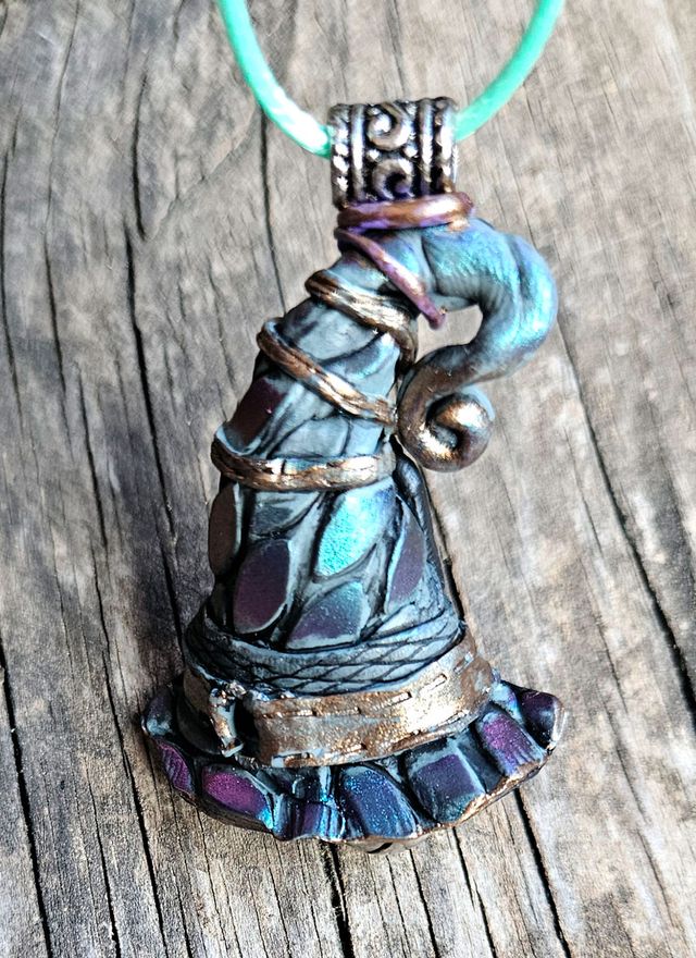 Colgante sombrero bruja con cascabel