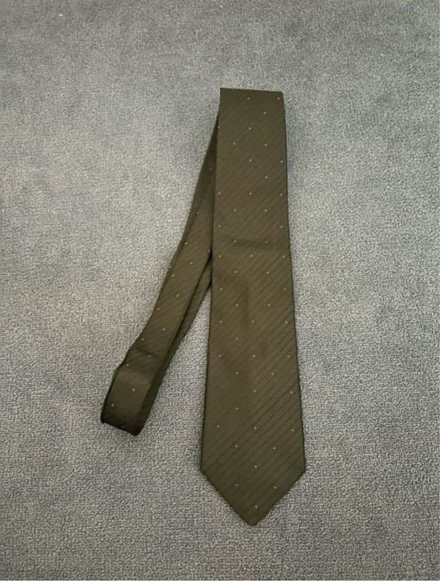 Corbata Lanvin verde oliva con puntos rojos