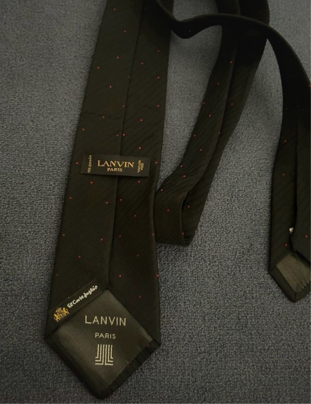 Corbata Lanvin verde oliva con puntos rojos