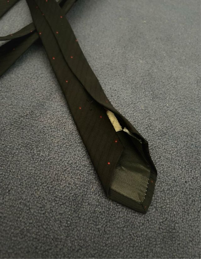 Corbata Lanvin verde oliva con puntos rojos