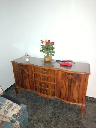 Aparador antiguo de madera con detalles