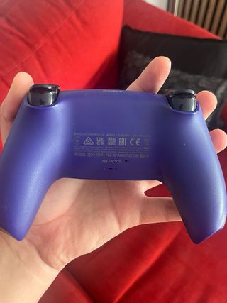 Play 5 con mando morado y cascos razer