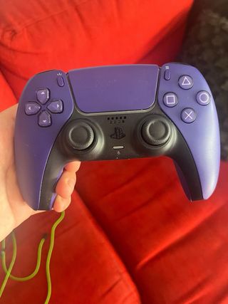 Play 5 con mando morado y cascos razer