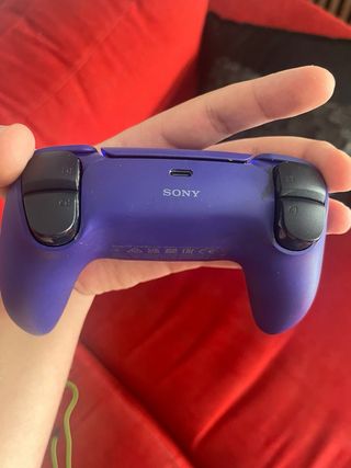 Play 5 con mando morado y cascos razer