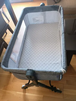 Minicuna gris con ruedas