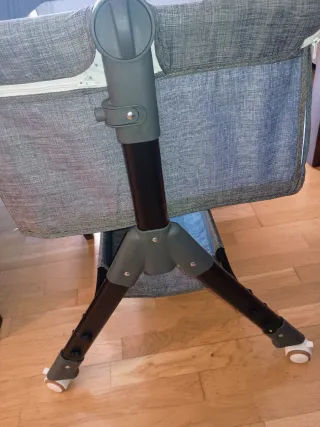 Minicuna gris con ruedas
