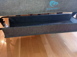 Minicuna gris con ruedas