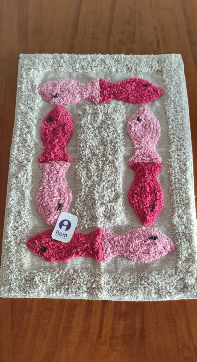 Alfombra de baño con peces rosas