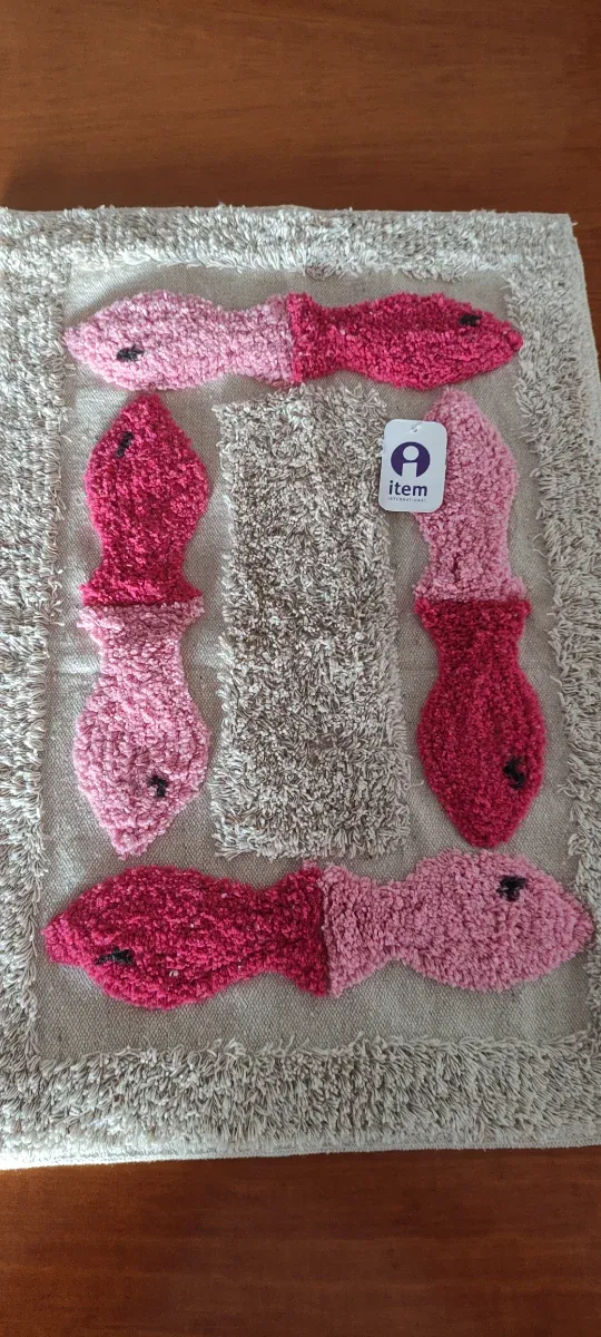 Alfombra de baño con peces rosas