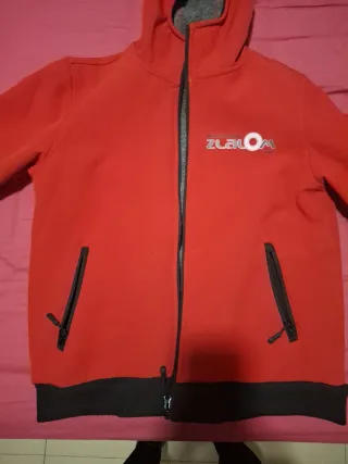 Chaqueta polar cortavientos roja y negra