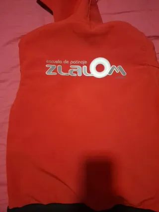 Chaqueta polar cortavientos roja y negra