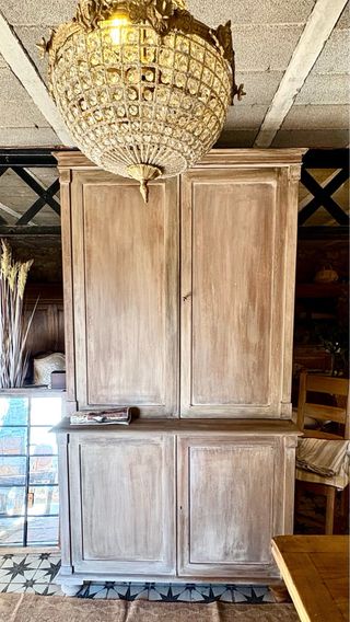 Alacena antigua con pátina