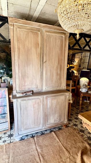 Alacena antigua con pátina