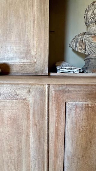 Alacena antigua con pátina