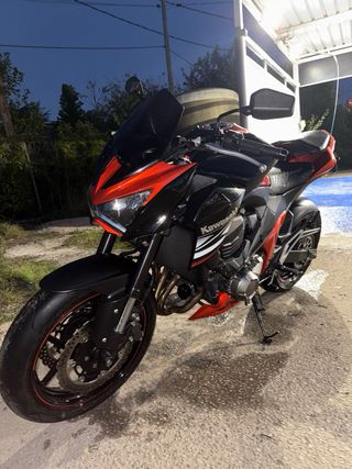 Kawasaki Z800 Naranja y Negra