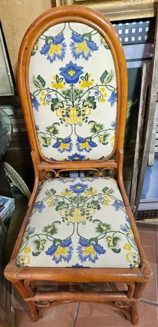 Silla antigua de ratán con tapicería floral