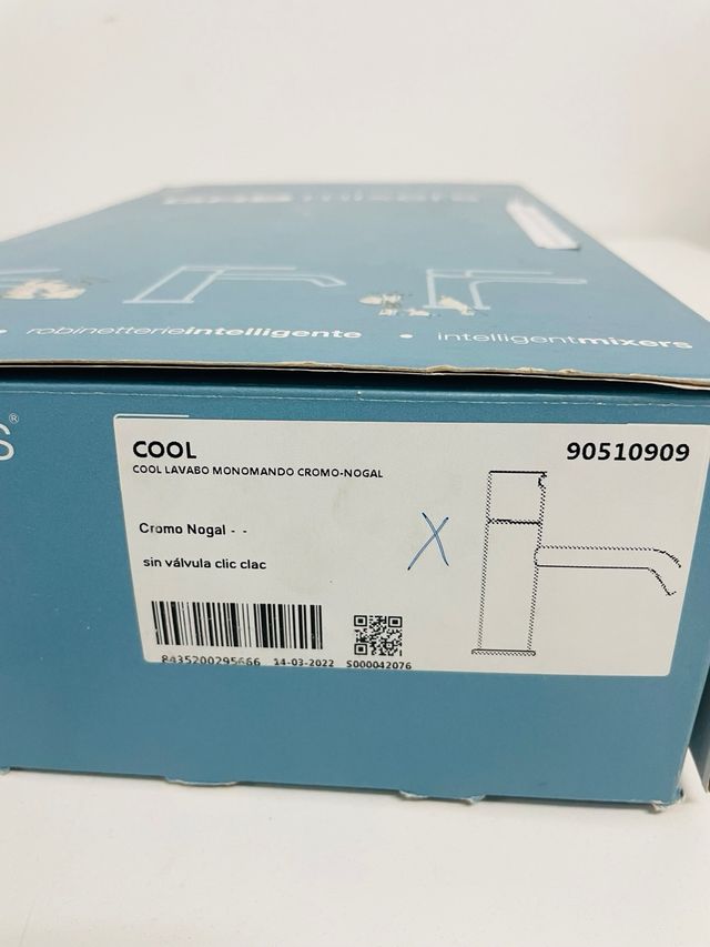 Grifo de lavabo metal y madera