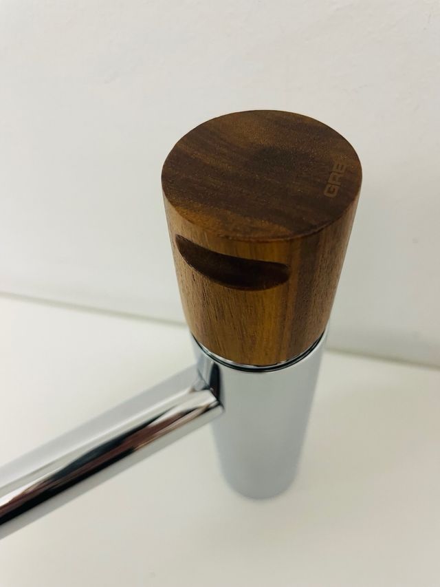 Grifo de lavabo metal y madera