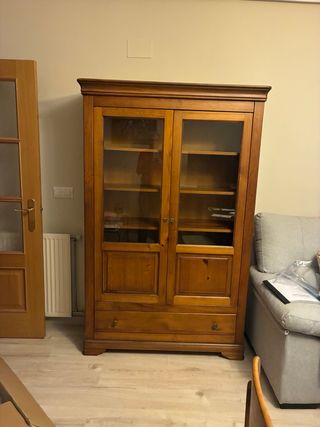 Vitrina de Salon y mesa a juego