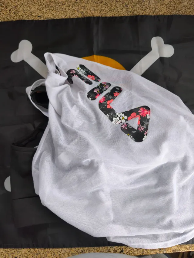 Top desportivo preto e branco