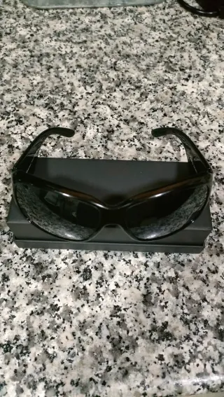 Gafas de sol Custom negras. No tiene caja.
