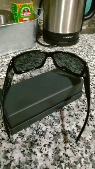 Gafas de sol Custom negras. No tiene caja.