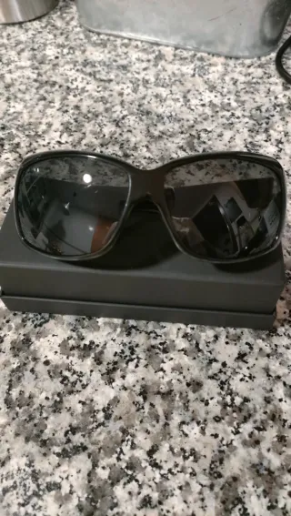 Gafas de sol Custom negras. No tiene caja.