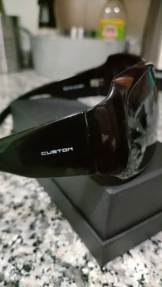 Gafas de sol Custom negras. No tiene caja.