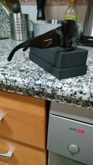 Gafas de sol Custom negras. No tiene caja.