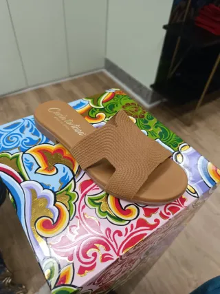 Sandalia plana Carla Tortosa marrón