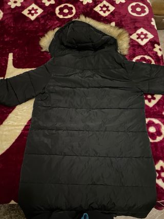 Abrigo largo acolchado con capucha y pelo