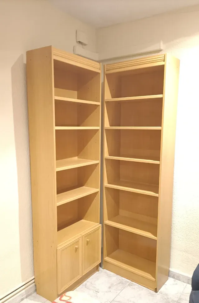 Estanterías de madera color beige