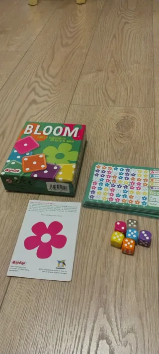 Juego de mesa Bloom dados y estrategia