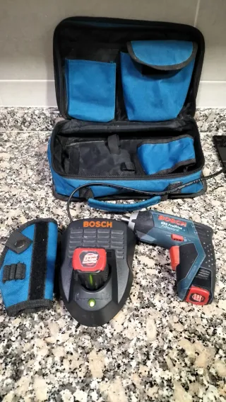 Atornillador Bosch Profesional + Cargador