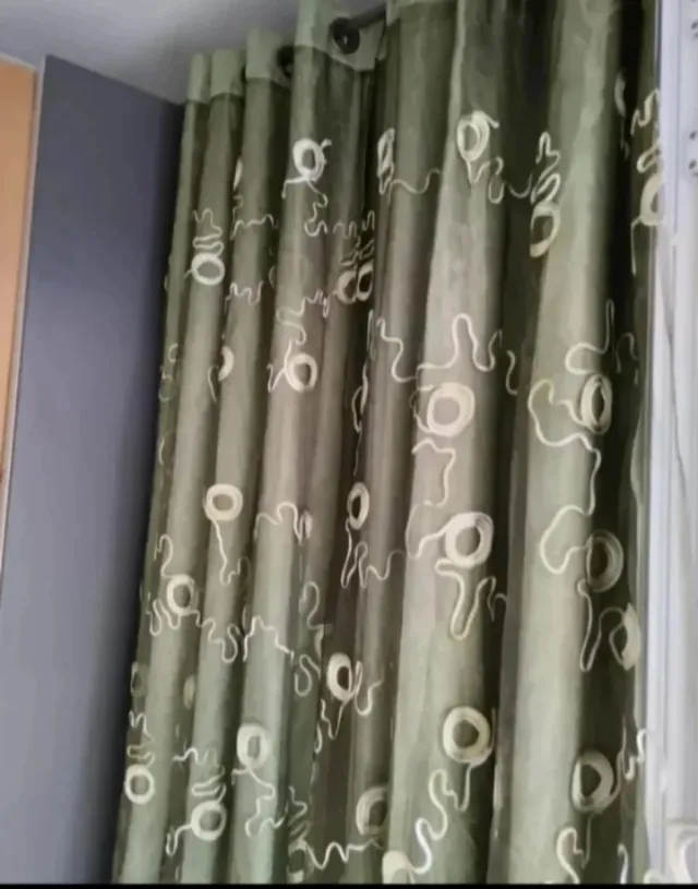 2xCortinas verdes con diseño blanco