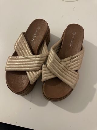 Sandalias plataforma MARQUIZ beige/doradas