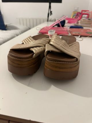 Sandalias plataforma MARQUIZ beige/doradas
