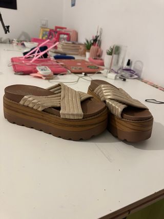 Sandalias plataforma MARQUIZ beige/doradas