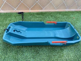 Trineo para la nieve de dos plazas, con frenos.