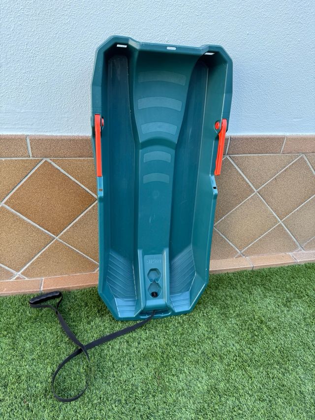 Trineo para la nieve de dos plazas, con frenos.